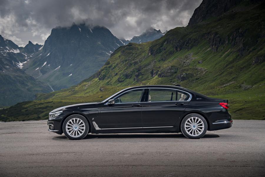  BMW 740Le xDrive (G12) 2015 года  (WW) (фото 19 из 41)